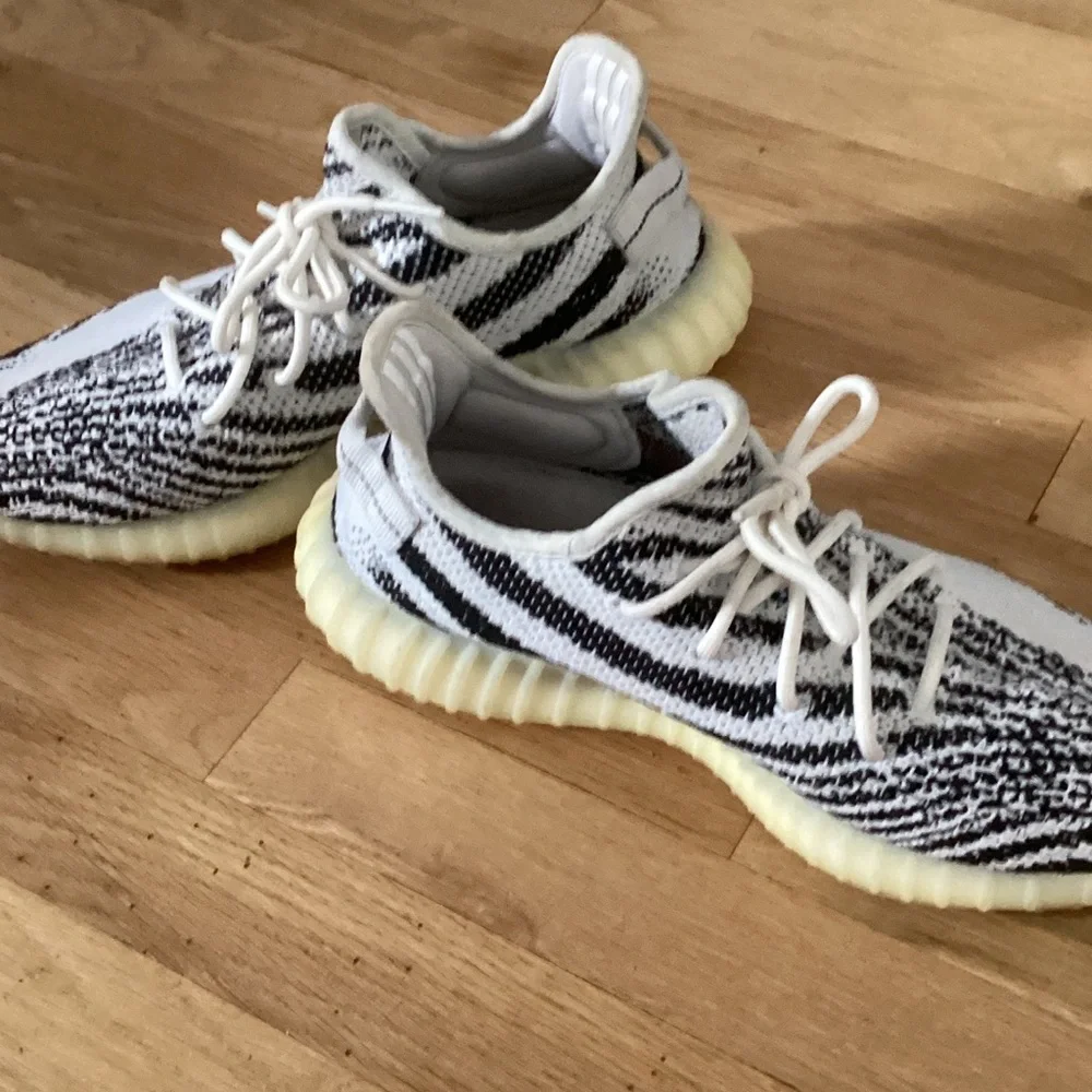 Adidas 350 Yeezy Zebra sneakers. Size 10